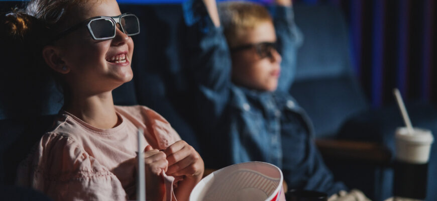 small-children-with-3d-glasses-870x400.jpg